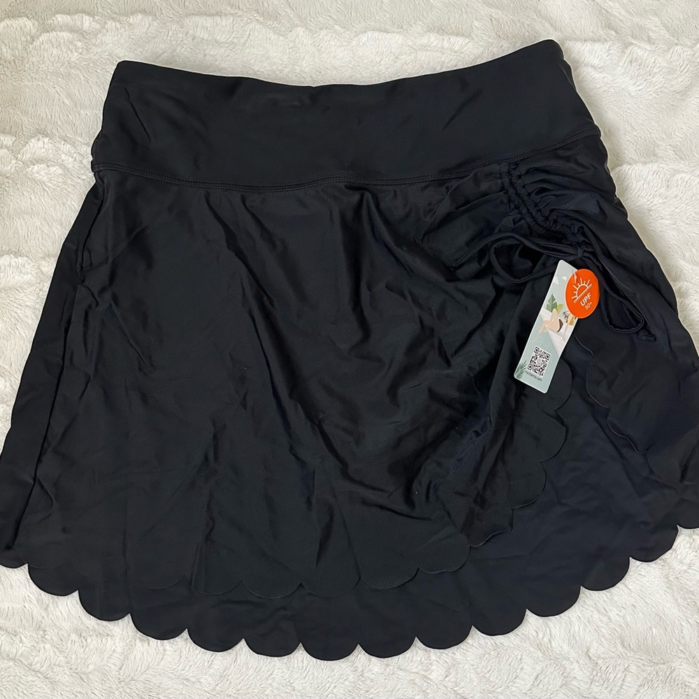 Chic Black Scalloped Hem swim Skirt with attached bottoms
